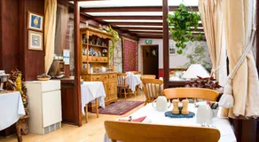 Clarke Cottage Guest House - Image 3