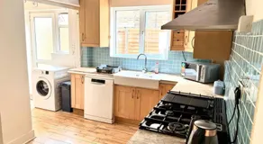 Inviting 4-Bed House near Heathrow w Fireplace - Image 4