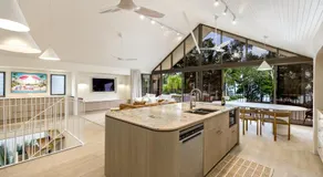 Clifton by the sea, Cairns - Image 3