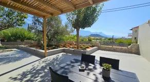 Rea's Luxury Apartments - Image 3