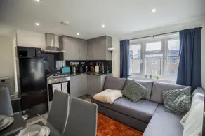 Cozy 2 Bed Flat in Town Centre - Image 2