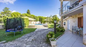 Appartamento con barbecue, giardino e piscina | Vista sul giardino - Image 3