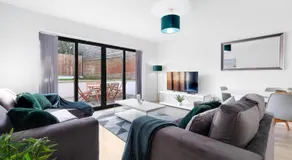 Modern 4 Bedroom House With Parking in Farnham Royal, Slough By 360stays - Image 2