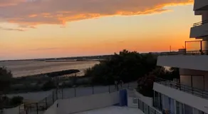 Terrasse vue piscine et apercu mer pour 4 personnes avec garage - Image 3