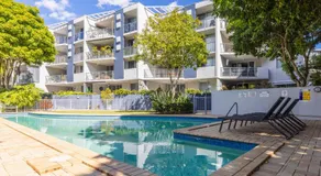 Stylish Heritage 2BR Loft near City and River with Pool and Free Parking - Image 3