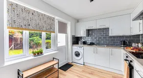 Spacious Bedford House Sleeps 5 Superfast WiFi Free Parking - Image 5