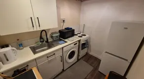 Warm & Welcoming 2-Bed Flat with free parking - Image 2