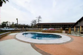 OYO Pinewood Inn & Suites Silsbee - Image 5