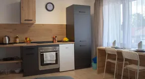 Modernes Studio mit großem Balkon, vollausgestatteter Küche und idealem Arbeitsplatz für Home Office - Image 2