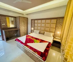 Holiday Aapke liye Water Fall Hotel - Image 2