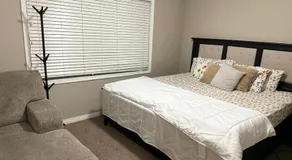 Spacious Bedroom-Near Airport YYC - Image 5