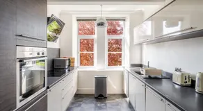 Spacious 3 Bed Apartment for Contractors and Families - Image 3