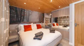 Mistletoe One Luxury Lodge with Hot Tub Windermere - Image 2
