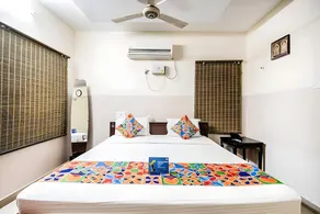 Hotel O SRINIVASA HOTEL LUXURY ROOMS - Image 4