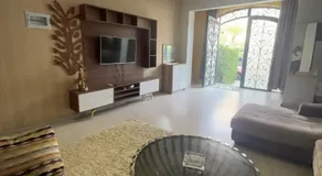 شقـة فندقيـة بحديقـة خـاصة - كـمبوند روضـة زايـد - Image 2