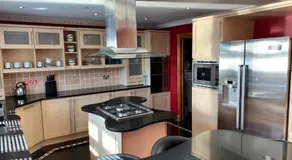 Luxury Canterbury Holiday Home Sleeps Ten Wifi - Image 2