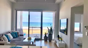 Luxury beachfront apartment - Image 2