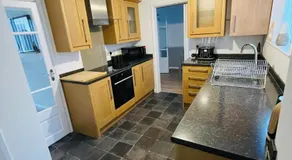 Lovely Modern 3 Bedroom Home with Private Garden & Large Driveway Fits 2 Vans Ideal for Contractors NHS & Long Term Stays Easy Access to M6, Walsall & City Centre - Image 3
