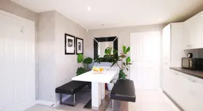 HEYHOO The Lawnswood - Spacious Holiday Home With Free Parking - Perfect for Co-op Live & Etihad Stadium - Image 4