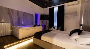 Maximum Suite & Spa - Image 2