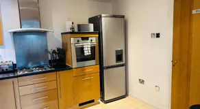 Stylish 2 Bed Apt with River Views & Parking - City Centre & Bay - Image 5