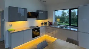 3 Bed Cottage Sleeps 6 - Free Parking - Image 2