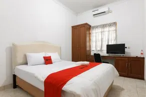RedDoorz near Trans Studio Mall Cibubur - Image 1