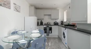 Central London Family Apt Near 02 Arena, ExCel Centre with Parking - Image 3