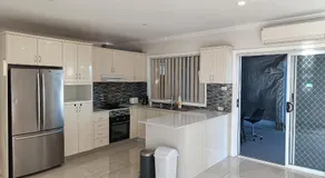 Spacious Queen Room in Large, Two Story Home - GB - Image 3