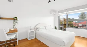 Bright 2-Bed Flat with Balcony in Vaucluse - Image 2