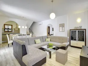 Villa avec piscine privée, jardin et terrasse - Image 3