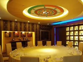 Shangri-La Paradise Hotel - Image 4