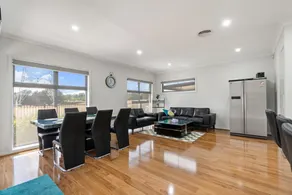 Family-Friendly 4-Bed Home with Courtyard - Image 3