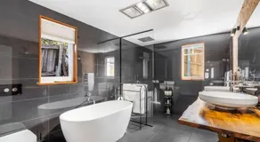 3 Bedroom House - Free Parking - Image 2