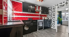 Cozy 3 bedroom house with free parking and near hospital - Image 4
