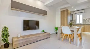 Bright 4th Floor Apartment with Balcony, steps from Valletta - Image 2