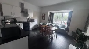 Large 4 Bedroom Sleeps 8, Spacious Apartment for Contractors and Holidays near Bedford Centre - 1 FREE PARKING SPACE & FREE WIFI - Image 2