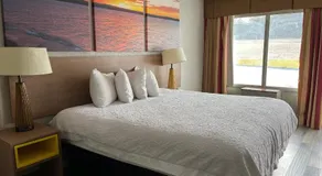 Days Inn & Suites by Wyndham Dayton North - Image 2