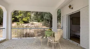 Manos Beach House Salamina - Image 4