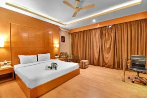OYO Townhouse 75309 Hotel Royal Cm - Image 3