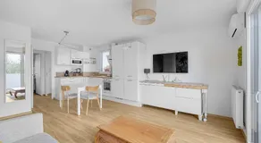 Bright apartment with parking and wifi - Image 1