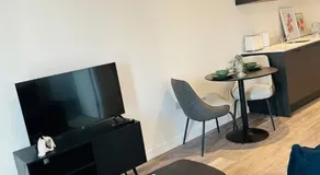 Stylish Modern 1-Bed Apartment - Image 5