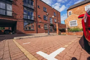 Penthouse 2 Bed Apartment in Derby with Gated Parking - Image 4