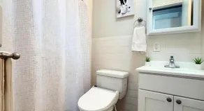 Modern 3 Bedroom Apartment, Sleeps 11, 20 min to Times Square - Image 4