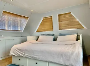 Aberdeen Marshmallow Boat House, 2800ft sea villa - Image 2