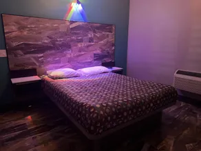 Bob's Motel - Image 4