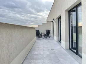 Unique Penthouse Lakeview W19 - Image 4