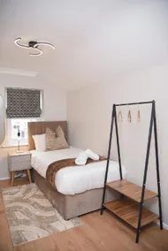 Cosy Luxe 3Bed Retreat |Hot Tub•BBQ•Parking•Town - Image 2