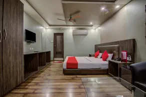 OYO Flagship Crystal Studio(A unit of Crystal Group of Hotels) - Image 2