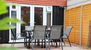 Five bedroom house with parking - Image 4